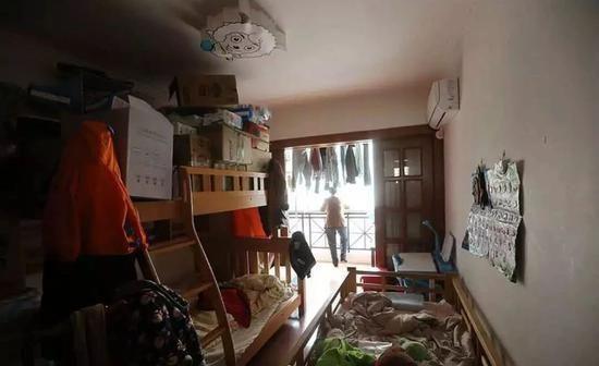 老房无处落脚一家6口人与杂物同吃同睡凯发k8入口二胎的“悲哀”！60㎡的(图25)